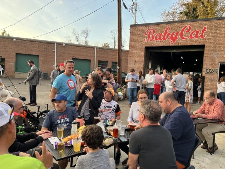 BabyCatBrewery OutsideService CrowdofPeopleenjoyingthemselves 768x576