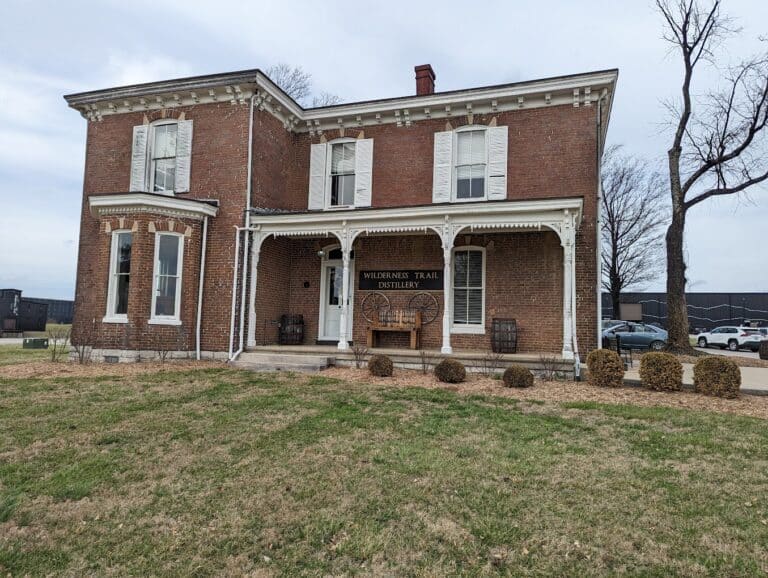 PXL 20230215 194122451 768x578