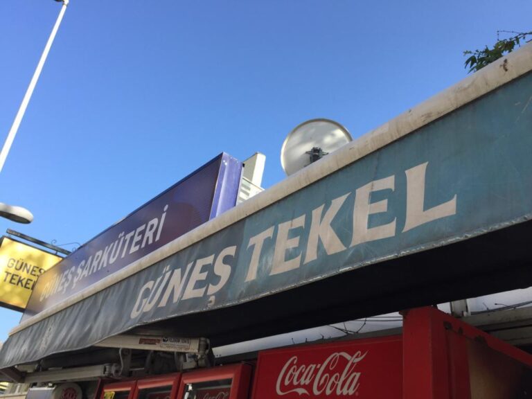 anadolu efes yirtik tente ile reklam yapiyor 1 768x576